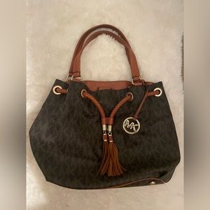 Michael Kors, medium size shoulder bag. In perfect condition.